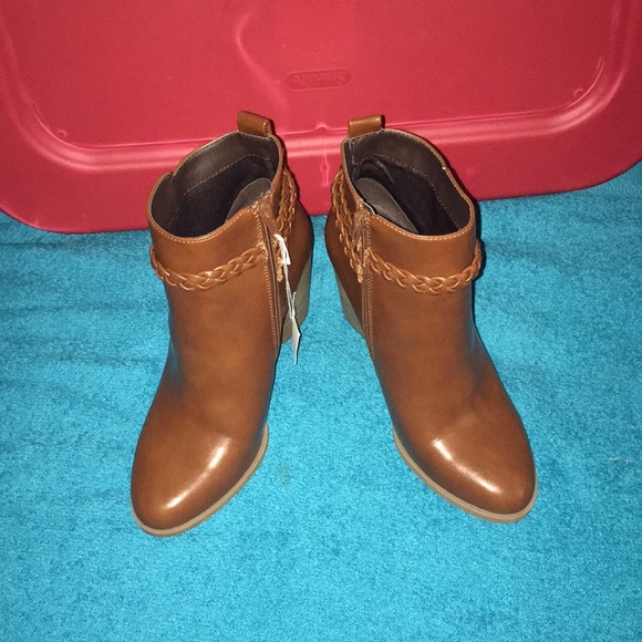 Gorgeous NWT is boots Cognac color zipper on side - Picture 3 of 6